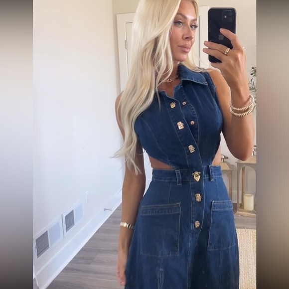 Stylish Blue Denim Maxi Dress with Front Slit & Gold Buttons - Picture 4 of 6